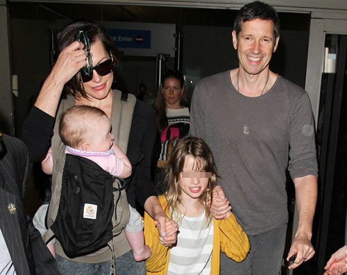 Milla 3 Milla Jovovich al LAX con la famiglia