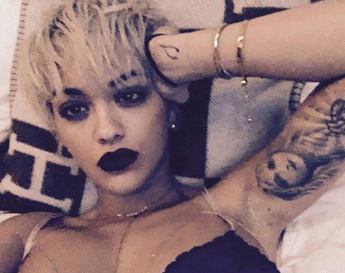 Rita Ora Rita Ora cambia look, capelli corti e biondo platino