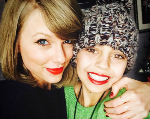 Taylor Swift Taylor Swift fa visita ad un ospedale pediatrico