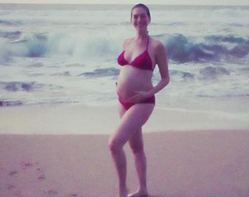 Anne hathaway Anne Hathaway mostra il pancione su Instagram