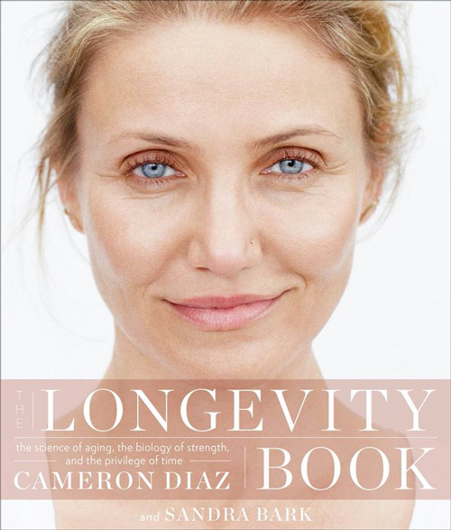 Cameron Diaz 2 Cameron Diaz mostra la cover del suo nuovo libro