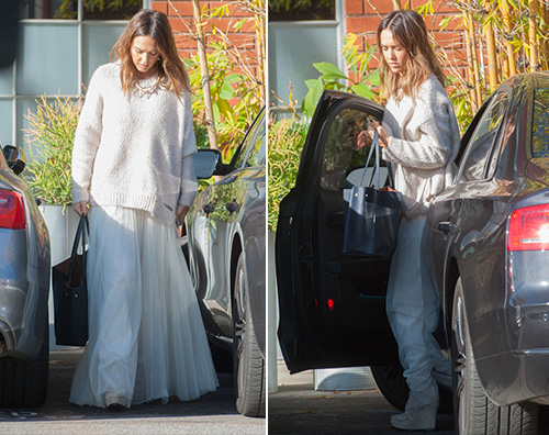 Jessica Alba Jessica Alba va in bianco a Los Angeles