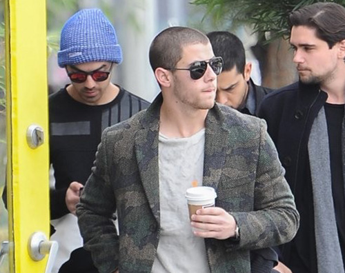 Jonas Borthers 2 Nick e Joe Jonas passeggiano a West Hollywood