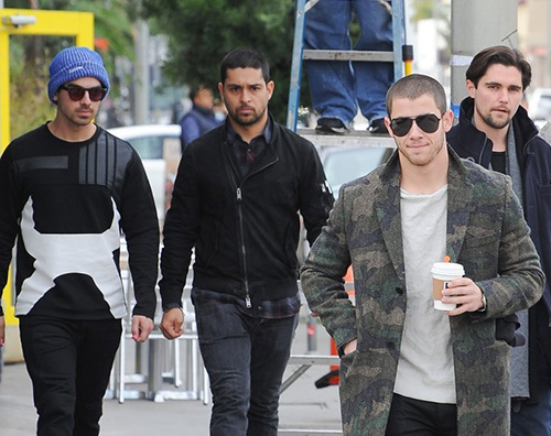 Jonas Borthers Nick e Joe Jonas passeggiano a West Hollywood