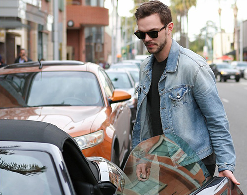 Nicholas hoult2 Nicholas Hoult casual a Los Angeles