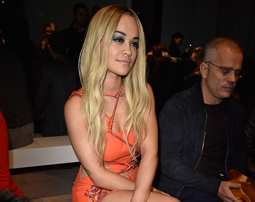 Rita Ora 2 Rita Ora e l outfit vedo non vedo da Versace