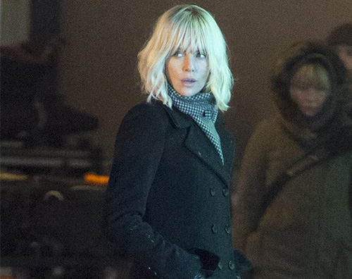 Charlize Theron 2 Charlize Theron cambia look, capelli rossi sul set di The Coldest City