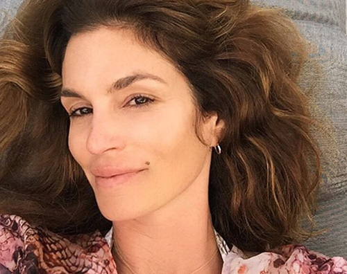 Cindy Crawford Cindy Crawford, selfie senza makeup per i suoi 50 anni