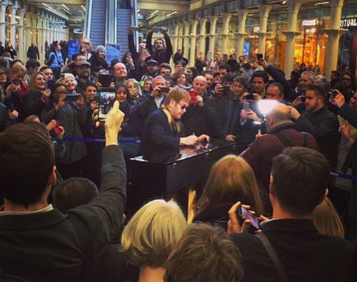 Elton John 2 Elton John, mini concerto a sorpresa nella stazione di Londra