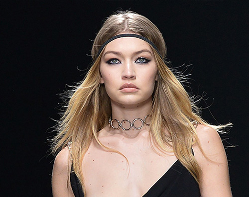 Gigi hadid  Gigi Hadid gaffe sexy sulla passerella di Versace