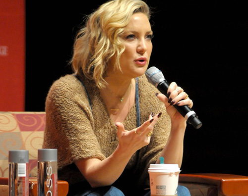 Kate Hudson Kate Hudson presenta il suo libro a Naperville, ma sbaglia outfit