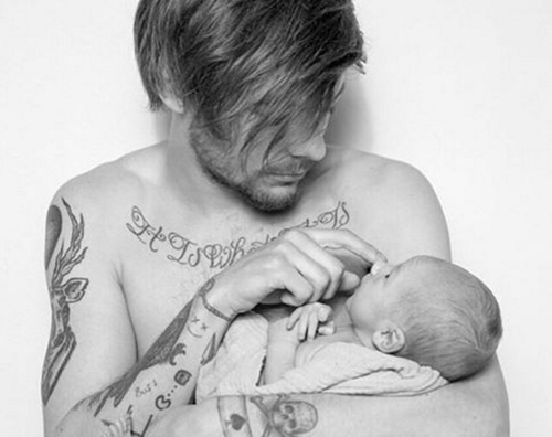 Louis Tomlinson  Louis Tomlinson, prima festa del papà con  Freddie