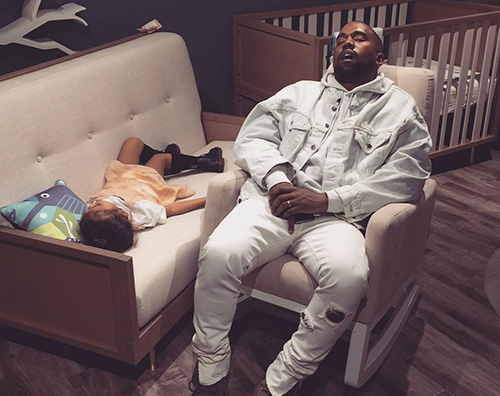 North e Kanye West Kanye West e North si addormentano mentre Kim Kardashian fa shopping