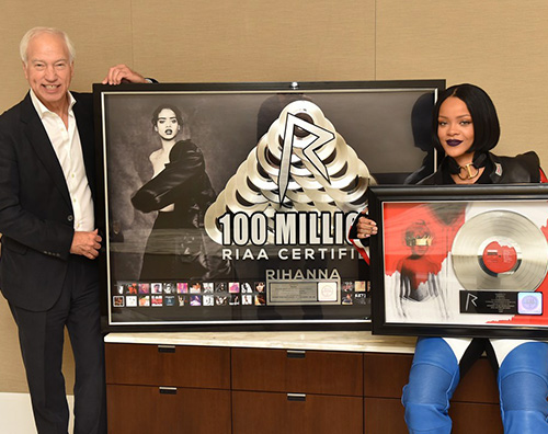 Rihanna Rihanna premiata col disco di platino