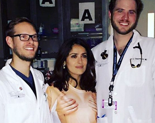 Salma Hayek Salma Hayek, look piccante al pronto soccorso