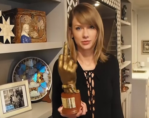 Taylor Swift4 Taylor Swift premiata con un dito medio