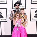 TravisBarker alabama e LandonBarker 150x150 Grammy Awards 2016: tutti i look sul red carpet