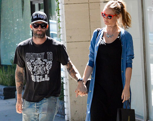 Behati Prinsloo Adam Levine  Behati Prinsloo mostra il pancino a Beverly Hills