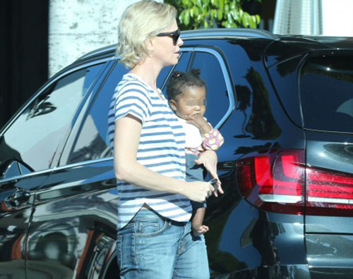 Charlize Theron 2 Le prime foto di August, secondogenita di Charlize Theron