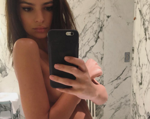 Emily Ratajcowski Sharon Osbourne ed Emily Ratajkowski come Kim Kardashian: selfie malizioso su Instagram