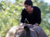 Ian Somerhalder cavalca un elefante in Zimbabwe