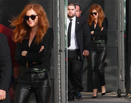 Isla Fisher Isla Fisher, pantaloni in pelle per il Jimmy Kimmel Live