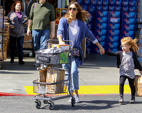 Jessica Alba 1 Jessica Alba al supermercato con la famiglia
