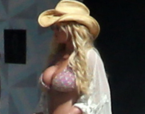 Jessica Simpson 2 1 Jessica Simpson in costume in Messico