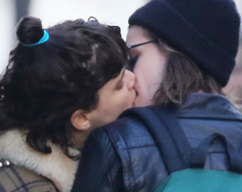 Kristen Stewart Soko 2 Kristen Stewart e Soko, bacio saffico a Parigi