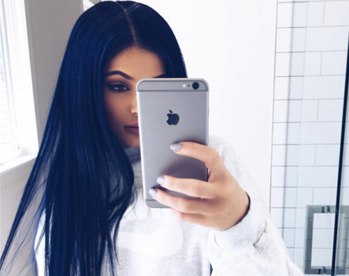 Kylie Jenner 2 Kylie Jenner cambia look, capelli blu notte