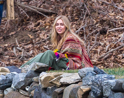 Miley Cyrus Miley Cyrus rispolvera il look da Hannah Montana per Woody Allen