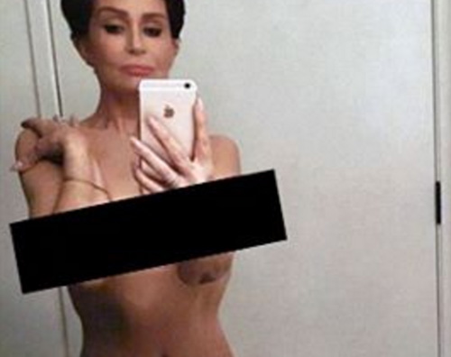 Sharon Osbourne Sharon Osbourne ed Emily Ratajkowski come Kim Kardashian: selfie malizioso su Instagram