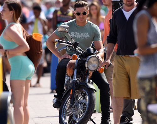 Zac Efron 2 Zac Efron hot sul set di Baywatch