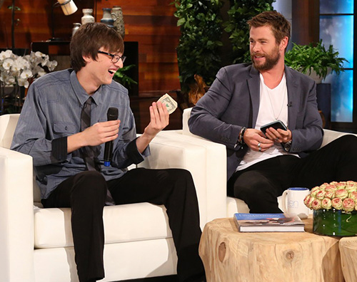 Chris Hemsworth Chris Hemsworth incontra il fan che ha ritrovato il suo portafogli