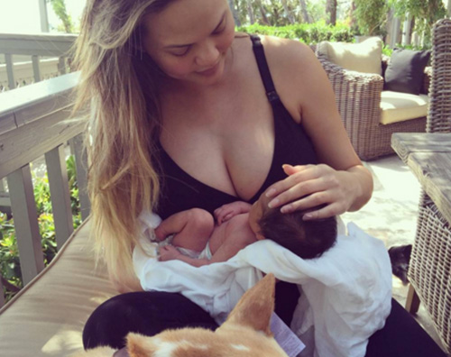 Chrissy Teigen Chrissy Teigen coccola Simone su Instagram