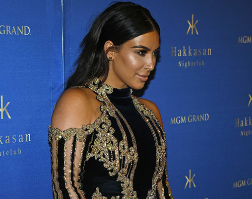 Kim Kardashian 3 Kim Kardashian a Las Vegas in nero ed oro