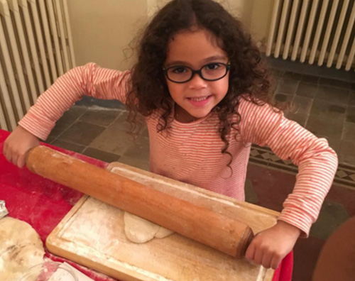 Mariah Carey Monroe Mariah Carey pizzaiola in vestaglia di seta