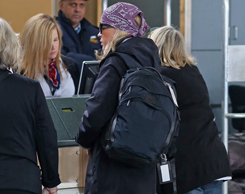 Kim Basinger lascia Vancouver dopo le riprese di 50 Sfumature di Nero kikapress orizzontale copia Kim Basinger lascia Vancouver dopo le riprese di 50 Sfumature di Nero