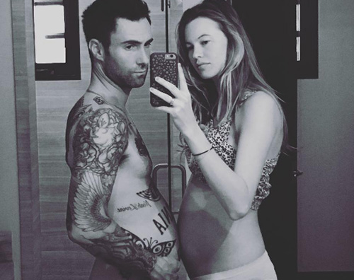 Adam Levine Behati Prinsloo Behati Prinsloo e Adam Levine confrontano le pance su Instagram