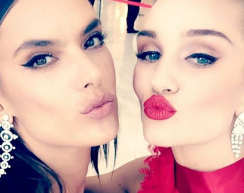 Alessandra Ambrosio Rosie Huntington Whiteley a Cannes Alessandra Ambrosio e Rosie Huntington Whiteley, selfie al bacio