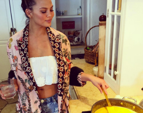 Chrissy Teigen Chrissy Teigen, pancia piatta a meno di un mese dal parto