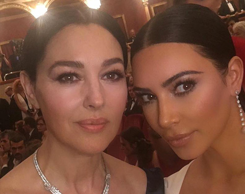 Kim kardashian monica bellucci Kim Kardashian e Monica Bellucci, selfie di coppia durante La Traviata