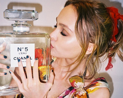 Lily Rose Depp Chanel 1 Lily Rose Depp è il nuovo volto di Chanel No.5