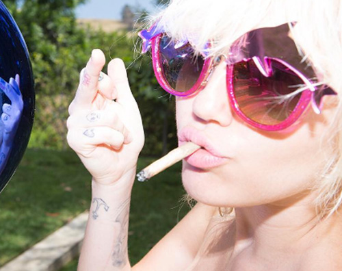 Miley Cyrus  Miley Cyrus ha ripreso a fumare