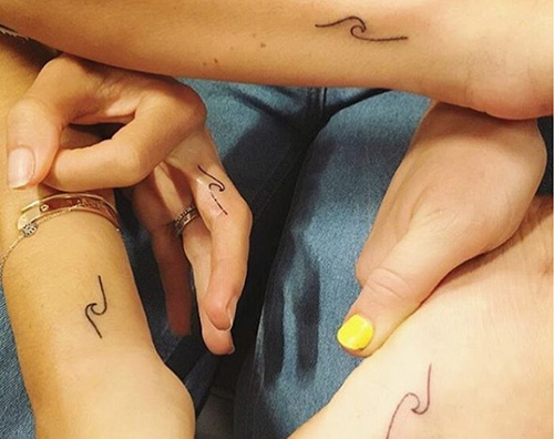 Miley Elsa 2 Miley Cyrus ed Elsa Pataky si fanno fare lo stesso tattoo