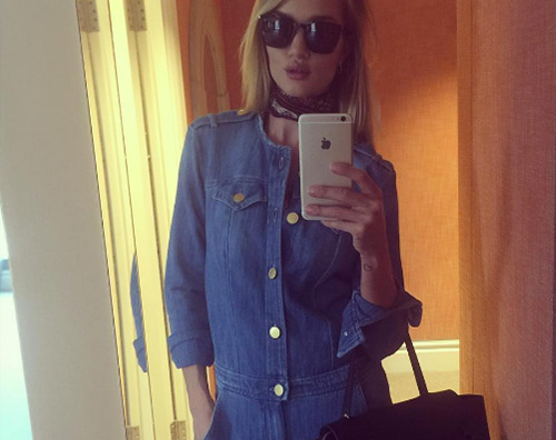 Rosie Hintington whiteley Rosie Huntington Whiteley, un selfie per combattere il jat lag