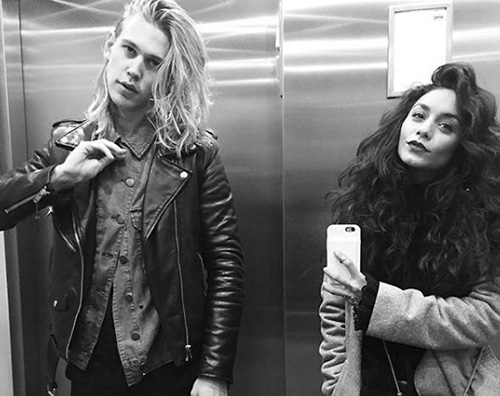 Vanessa Hudgens Austin Butler Vanessa Hudgens e Austin Butler cedono alla mania del Selfie In The Lift