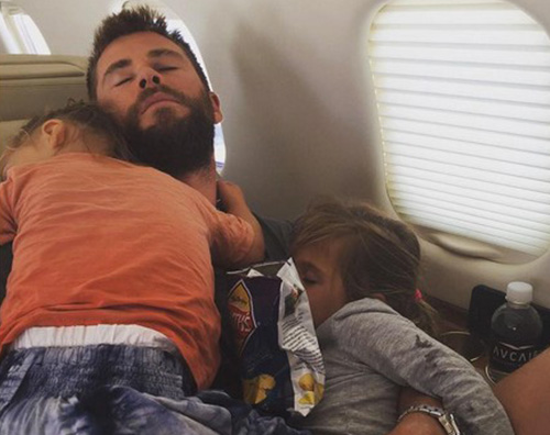 Chris Hemsworth Chris Hemsworth, pisolino in aereo con India Rose e Sasha