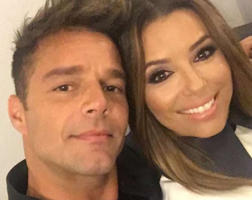 Eva Longoria e Riki Martin, selfie al concerto per Hillary Clinton
