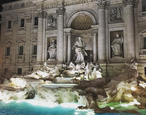 Fontana di Trevi Elle Fanning arriva a Roma con The Neon Demon